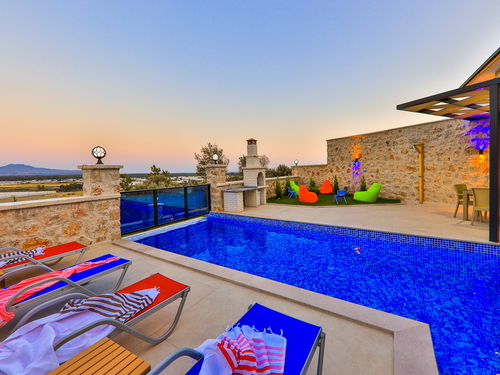  gece  -  Kasım
  | Seydikemer Karadere’de Hamamlı ve Isıtmalı Havuzlu Lüks Villa